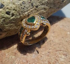 Ring mit Smaragdherz - Smaragdcarrees und Brillanten
