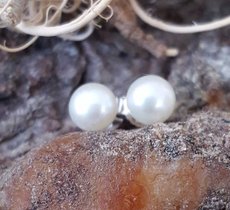 Perlenohrstecker mit feinweißen Perlen