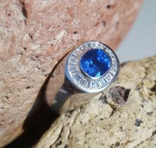 Ring mit kornblumenblauen Saphir, umgeben von Diamanttrapezen