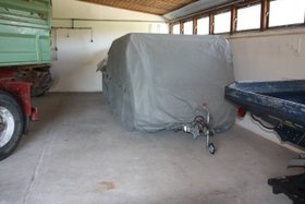 Wohnwagen mit elektrischem Hubdach passt in jede Garage